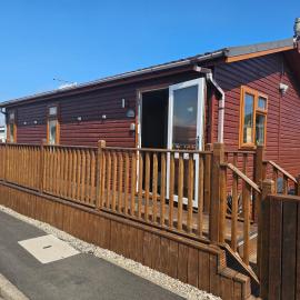 2 Bed Cabin - Sleeps 4 - Pets - 5 min to Beach