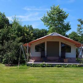 Safari Tent in Friesland near Nature, hotelli kohteessa Twijzel