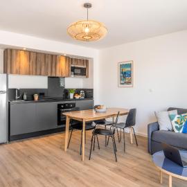 SOUTH-OF-FRANCE T2 neuf haut de gamme, climatisé, parking gratuit, 2eme ligne, balcon 2, hotel in Carnon-Plage