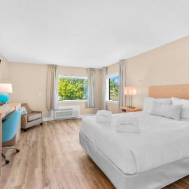 Gold Coast Inn Breathtaking Sunsets Standard Lake View Room 106