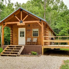 Florence Cabin w/ On-Site Creek!, viešbutis mieste Florence