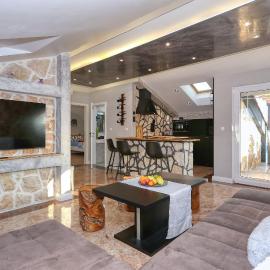 App 5 Zaton beach Sonnenterrasse Fußbodenheizung einzigartig auch im Herbst und Winter, hotel in Zaton