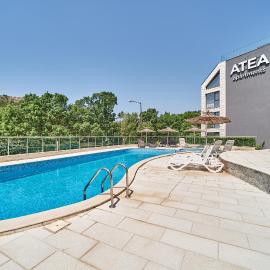 ATEA complex with pool next to the beach, hotel in Kavarna