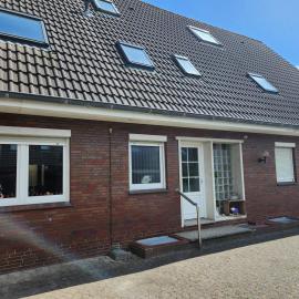 Gästezimmer mit Wohnzimmer in Norddeich, hotel in Norden