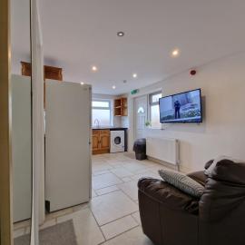 Nice Living Serviced Accommodations 8 (Entire 2 Ensuite Bedroom House), hótel í Coventry