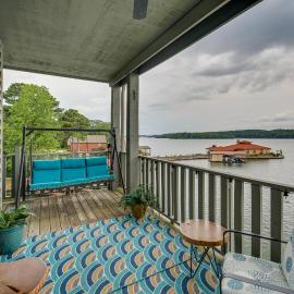 Lake-View Balcony: Hot Springs Penthouse!, hotel a Hot Springs