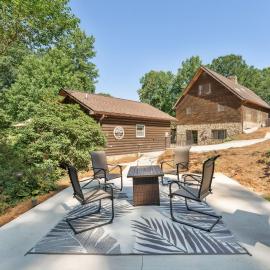 Hickory Hideaway: Pet-Friendly Haven w/ Fire Pit!