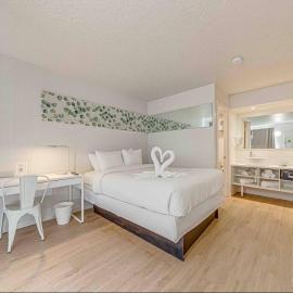 Travel Lodge by Wyndham 10 min from Disney