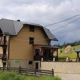 Приватна садиба SHAFRAN, hotel in Yablunytsya