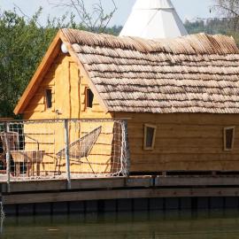 Les Cabanes Flottantes, hótel í Givrauval