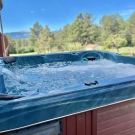 Pikes Peak Views + 6acre + Hot Tub + min to USAFA, hotel a Monument
