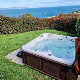 Torr Lodge- luxury log cabin with private hot tub!, hotel in Ballycastle