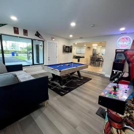 Modern Tropical Oasis with Arcade, HotTub & MiniGolf, hotel in Hollywood
