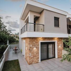Spacious Family House with Garden - 5 min walk to Beach، فندق في نيكيتي