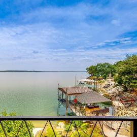 Hot Tub & Views: Luxe Lake Bridgeport Retreat、Runaway Bayのホテル