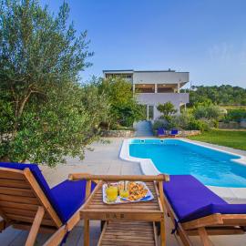 Villa Ume - heated pool, sauna, volleyball court, hotel a Tugare