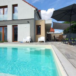 Velence Lakeside Pool House, hotel i Velence