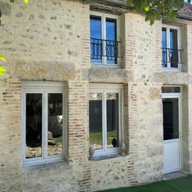 JOLIE MAISON AVEC JARDIN PRIVE DANS LE CENTRE VILLE DE BRIARE, hotel a Briare