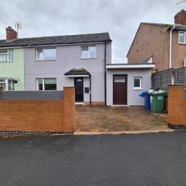 Adina s House 5 Bedrooms, hotel in Rugeley