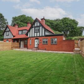 2 Golf Links Cottages, hotel in Northwich