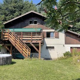Cosy Chalet Annecy Lake for a family, hotel in Sévrier