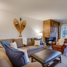 Walk to Ski Shuttle: Cozy Mountain Meadows Condo，弗裏斯科的飯店