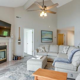 Lakefront Ozark Getaway w/ Views + Community Perks, hotell sihtkohas Four Seasons
