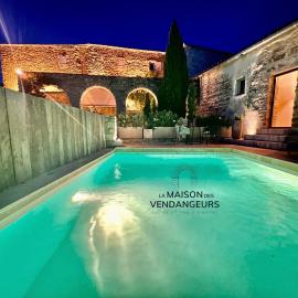 La Maison des Vendangeurs - TABLE D'HÔTES le soir du jeudi au dimanche- Jacuzzi - Balnéo SPA - ACCES PISCINE pour toutes les chambres sauf STUDIO COQUET- Piscine de mai à mi-octobre，Martignargues的飯店