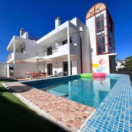 Casa Capuchos. Close to Lisbon with Ocean View โรงแรมในคาปาริกา