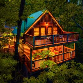 CABIN in a GATED RESORT with SEASONAL RESORT POOL, hotell i Pigeon Forge