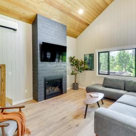 Modern Lakeside Cabin w/ Mountain Views & Hot Tub!, hotel i Lakeside