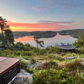 Cottage, boat, spa, private dock, Lillesand、リレサンのホテル