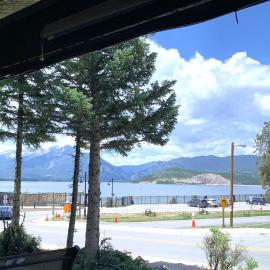 Mountain luxury on Lake Dillon, close to all the best ski resorts in Colorado!, hotel i Dillon