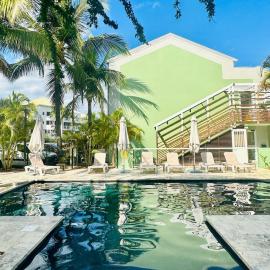 Résidence Tropic Appart Hotel، فندق في سان جيل لي بان