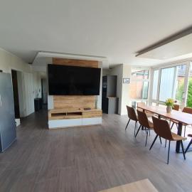 Neumühler Hof Ferienwohnung "Stefan" bietet 4 Schlafzimmer und 4 Bäder , eine Große Badewanne und großer Terrasse zum Garten, kostenfreie Parkmöglichkeiten