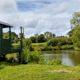 Charming tranquil Shepherds Hut with lakeside balcony 'Roach', hotel in Uckfield