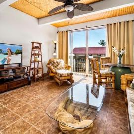 Kona Bay View Condo, Pool, Lanai, Walk to Town and Dining, AC, Free Parking
