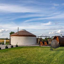 Jurtowe Wzgórze Glamping، فندق في Grabinek