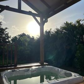 Bungalow avec jacuzzi privatif, hotel in Sainte-Rose