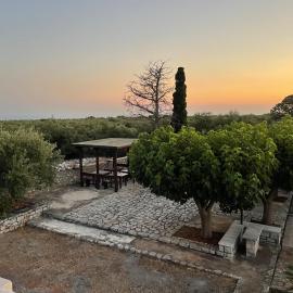 Torre di Maina, hotel en Kharoúdha