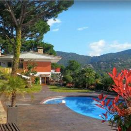 Wonderful house in the mountains with sea views, Hotel in Cabrils
