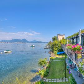 Red House: Beachfront Terrace & Private Beach - Happy Rentals