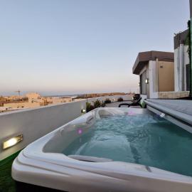 Millennium Penthouse with private Hot Tub Gozo, hotel a Għajnsielem