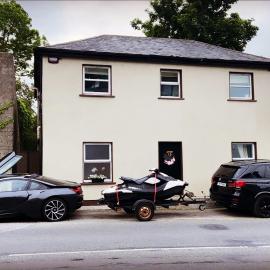 Detached Town centre Villa in Cashel Sleeps 6 Private BBQ Area & Jacuzzi Bath