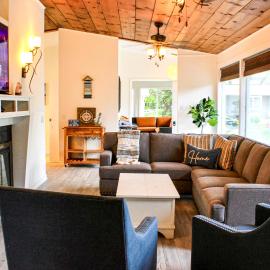 Newly Renovated! Old Homestead Beach Home, hotelli kohteessa Huron