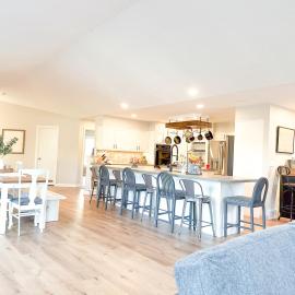 Group House Sleeps 26 THE ATTIC - 2 Miles to Cedar Point, готель у місті Сендаскі