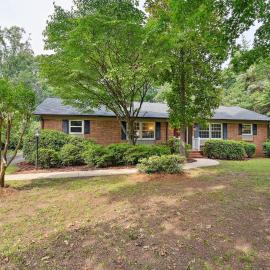 Greensboro Golf Getaway - 9 Mi to Downtown!
