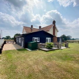 Near Woodbridge The Annexe Eyke Fantastic views with Dog secure Garden and Paddock, hotel i Eyke