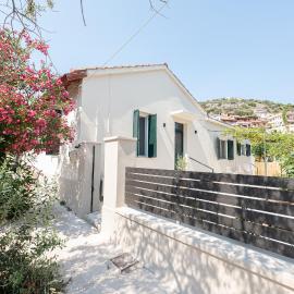 Sunny yard apartments, hotel in Poros
