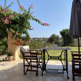 House with Garden in Peratata - 10' from City Center、Peratátaのホテル